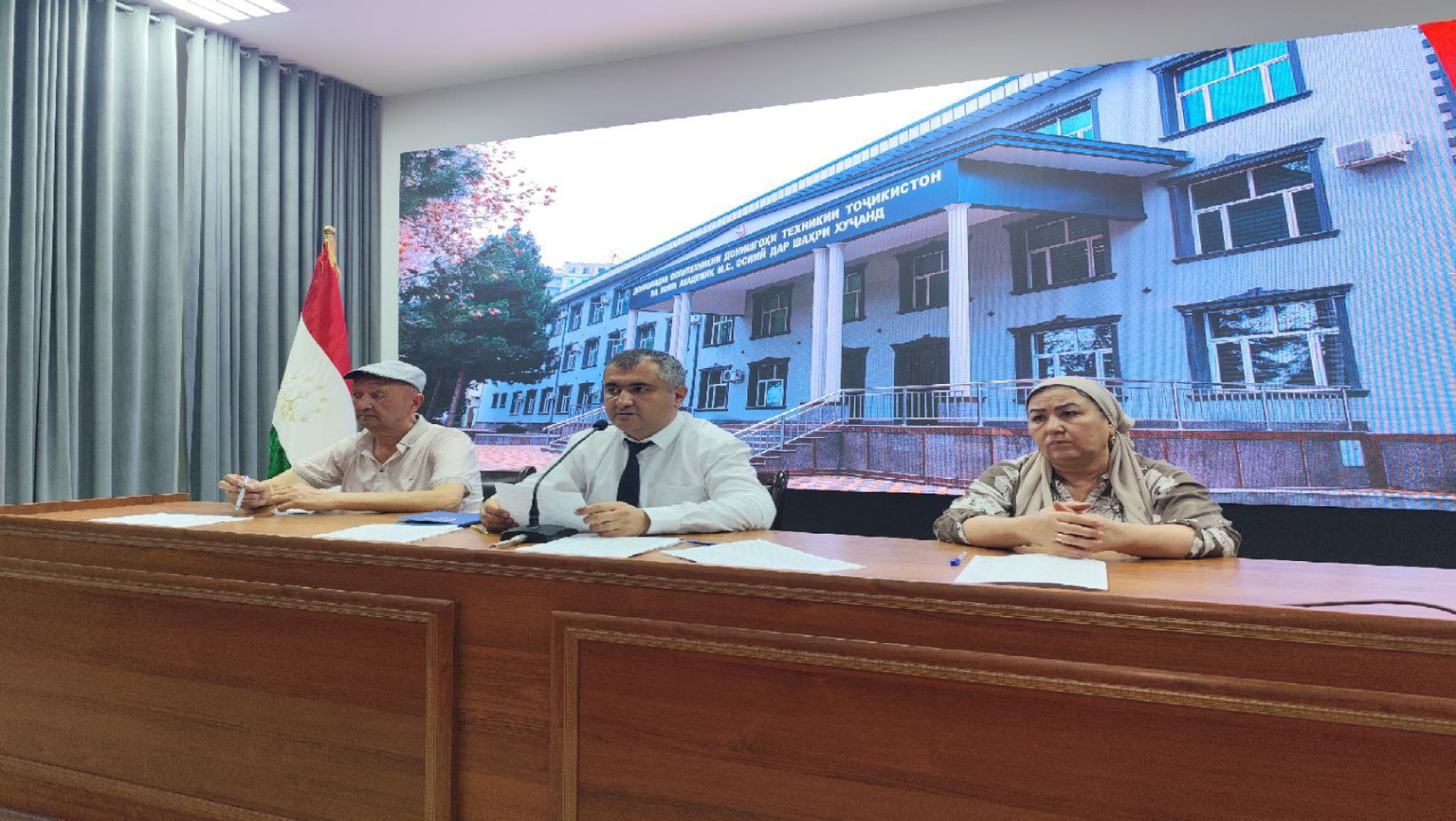 МУЛОҚОТ БО ДОНИШҶӮЁНИ ДАР ХОБГОҲ ИСТИҚОМАТКУНАНДА