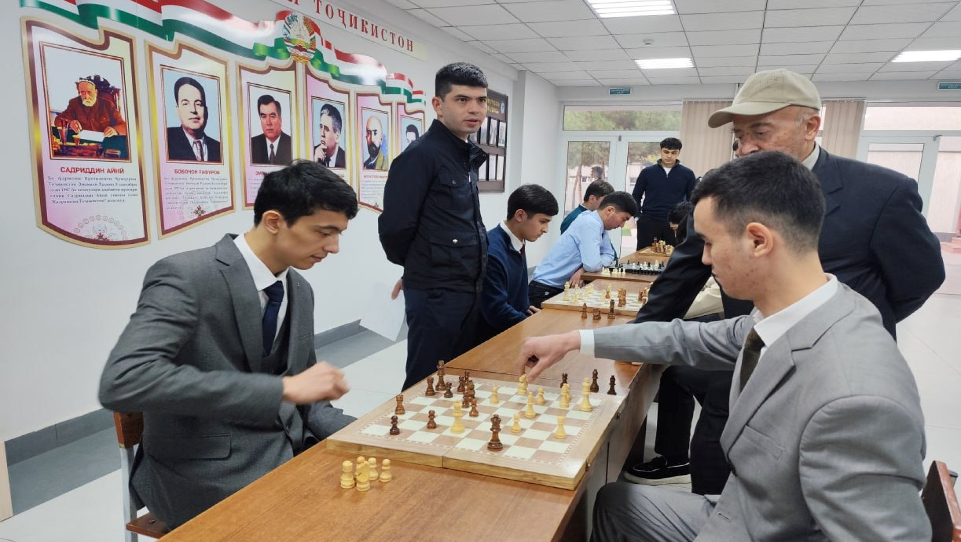 ТАМРИНИ ТАФАККУР: МУСОБИҚАИ ШОҲМОТ ВА ШАШКА БАЙНИ ДОНИШҶӮЁН БАРГУЗОР ШУД