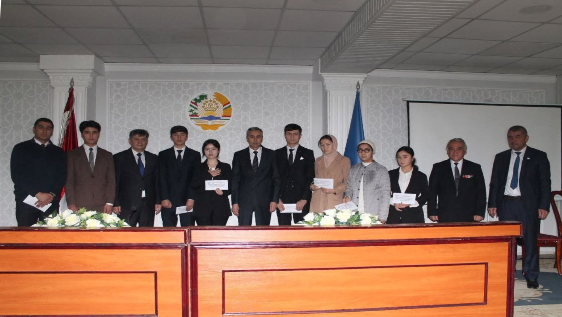 ТАҚДИМИ СТИПЕНДИЯИ ИККМИ БА ДОНИШҶӮЁНИ ДОНИШКАДА