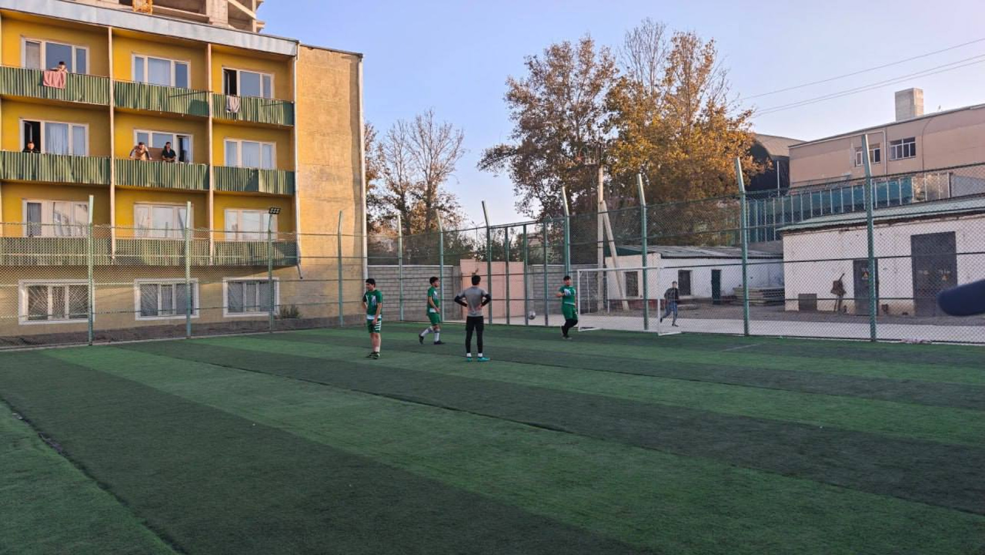 МУСОБИҚАИ ФУТБОЛ БАХШИДА БА РӮЗИ ПРЕЗИДЕНТ ҶАМЪБАСТ ГАРДИД