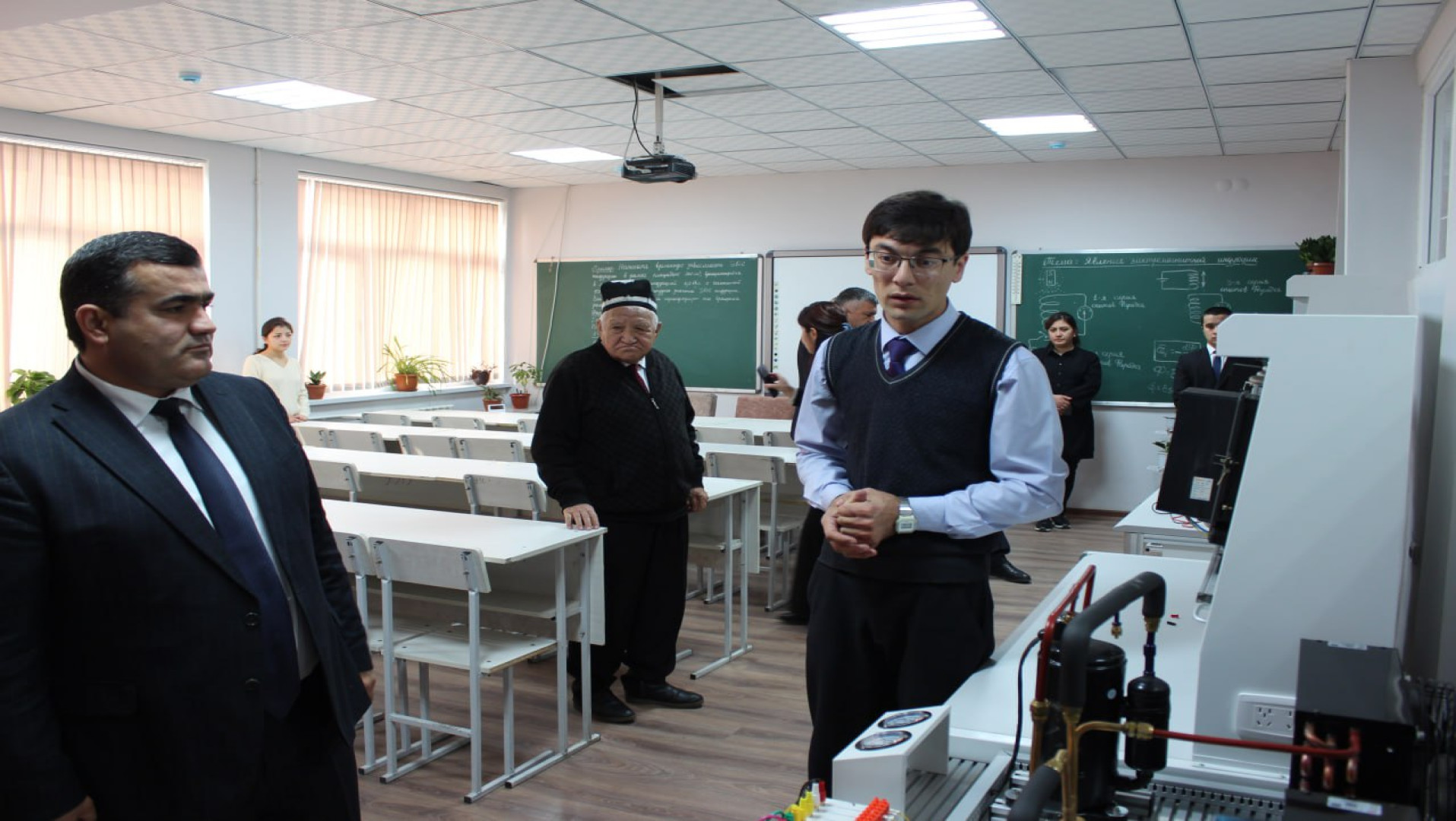 ТАҲКИМИ ПОЙГОҲИ ТЕХНИКӢ: ТАҶҲИЗОТИ МУОСИРИ ЛАБОРАТОРӢ БА ДОНИШКАДА